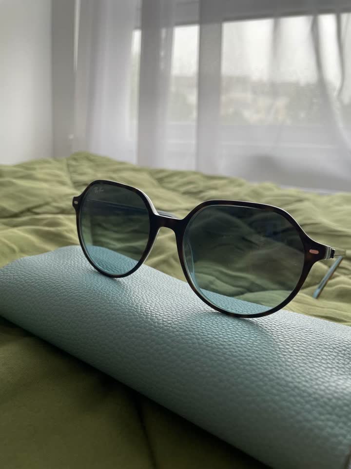 Продам оригинальные очки Ray-Ban RB2195 Thalia