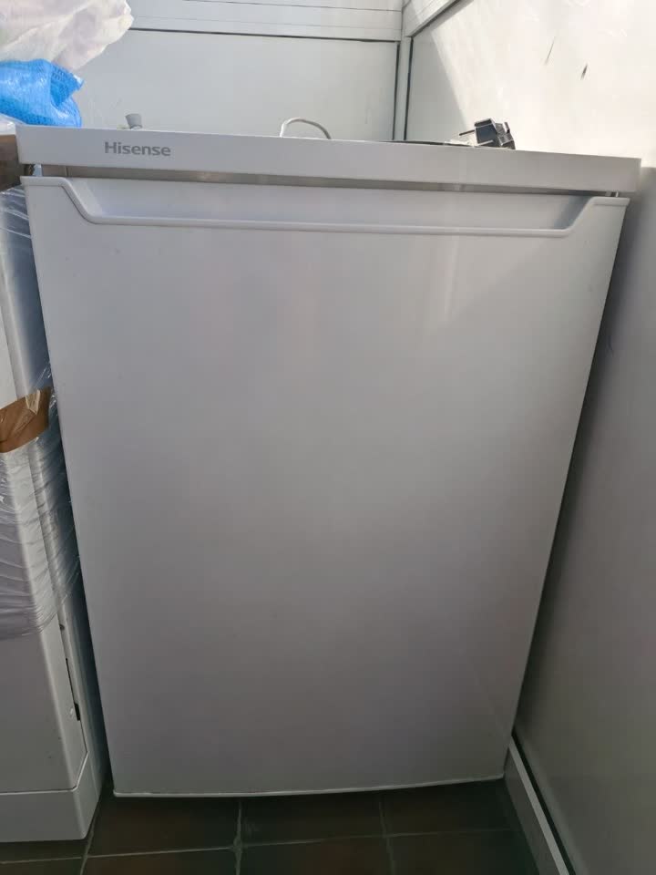 Kompaktni frižider Hisense RR154D4AW2
