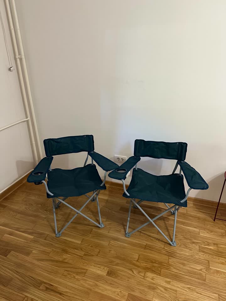 Kamperske stolice, nož, šejker, heftalica za nameštaj