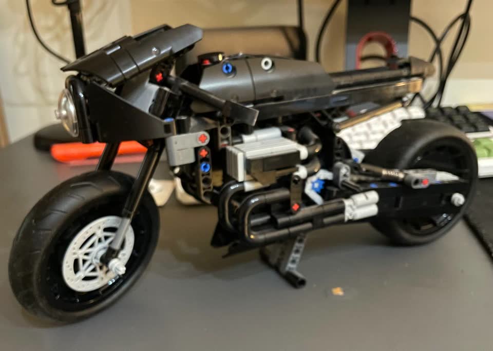 Продам Lego Technic 42155, Batcycle