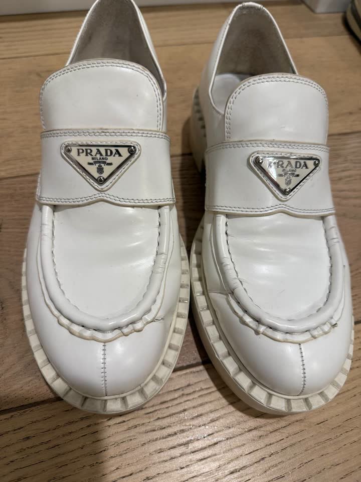 Белые лоферы в стиле Prada