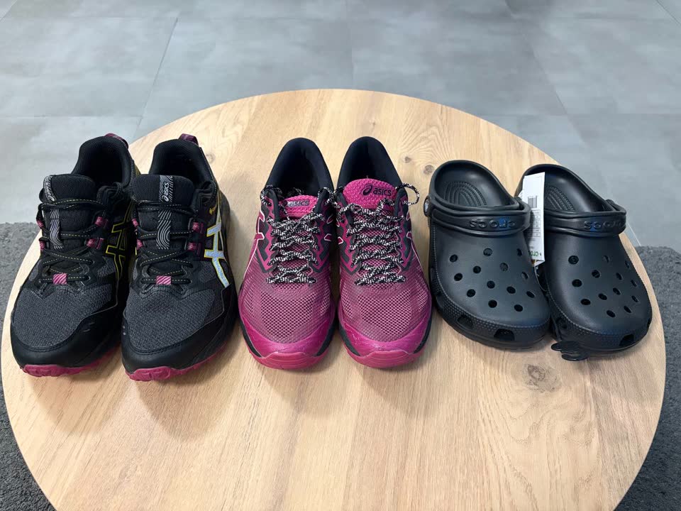 Продаю две пары женских ASICS и новые Crocs
