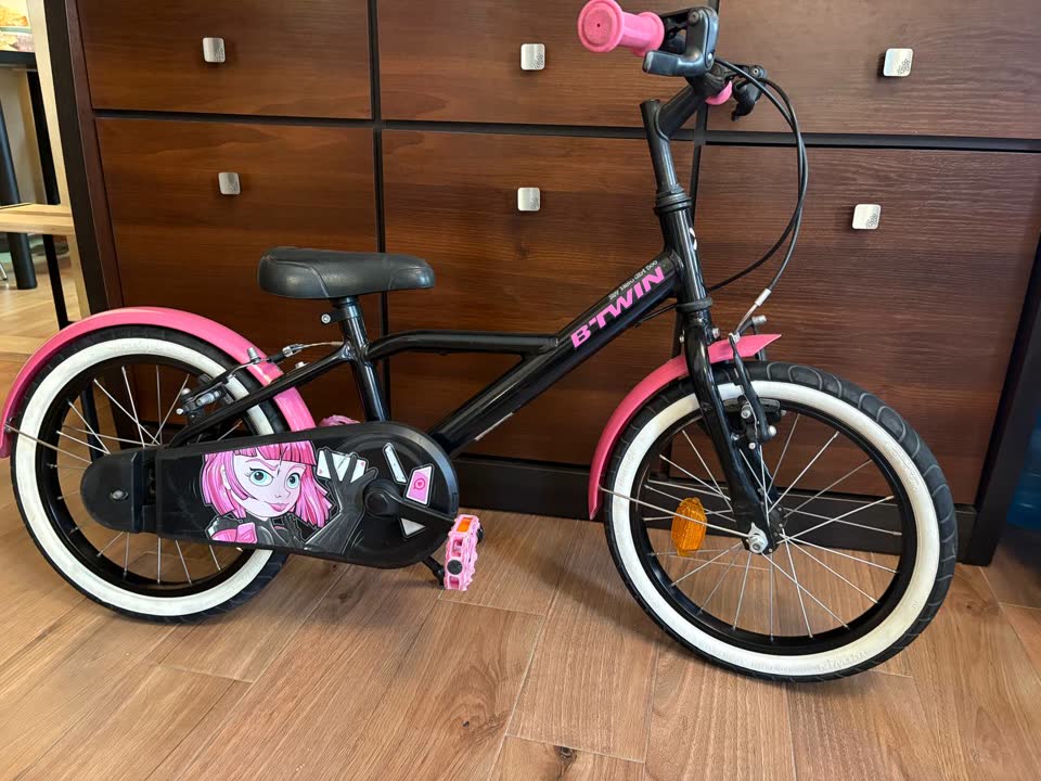 Dečji bicikl B’TWIN 500 Spy Hero Girl 16” + pomoćni točkići