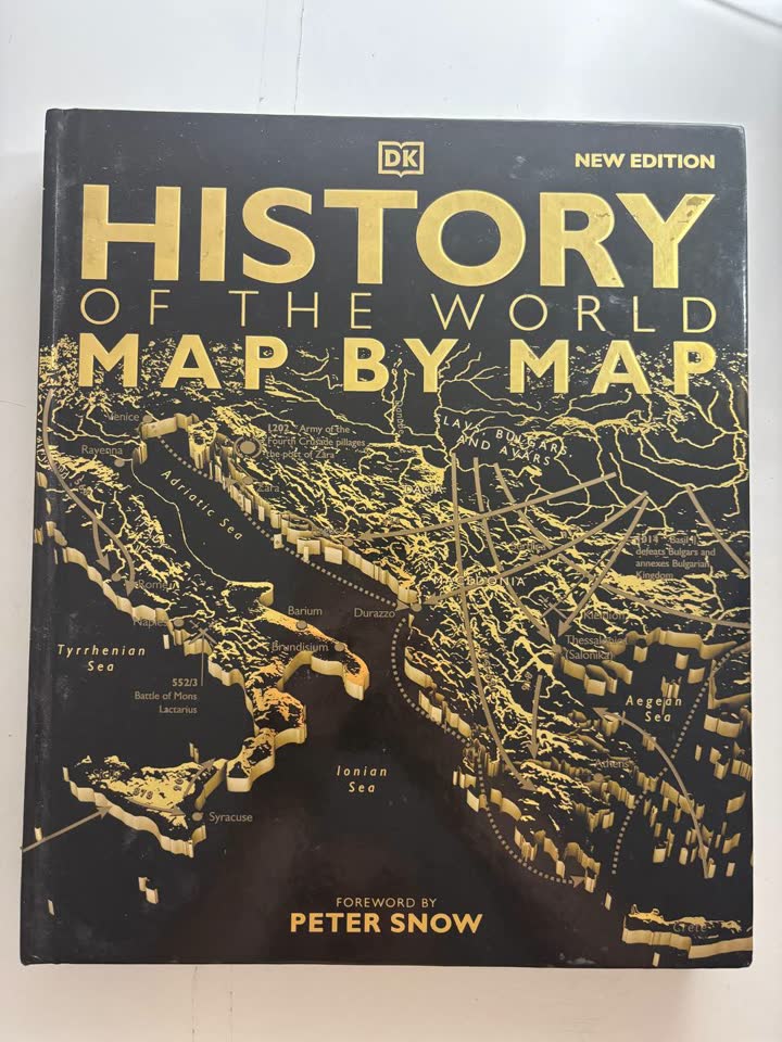 History of the World Map by Map — большая иллюстрированная книга по мировой истории с картами, схемами и историческими событиями на английском языке.