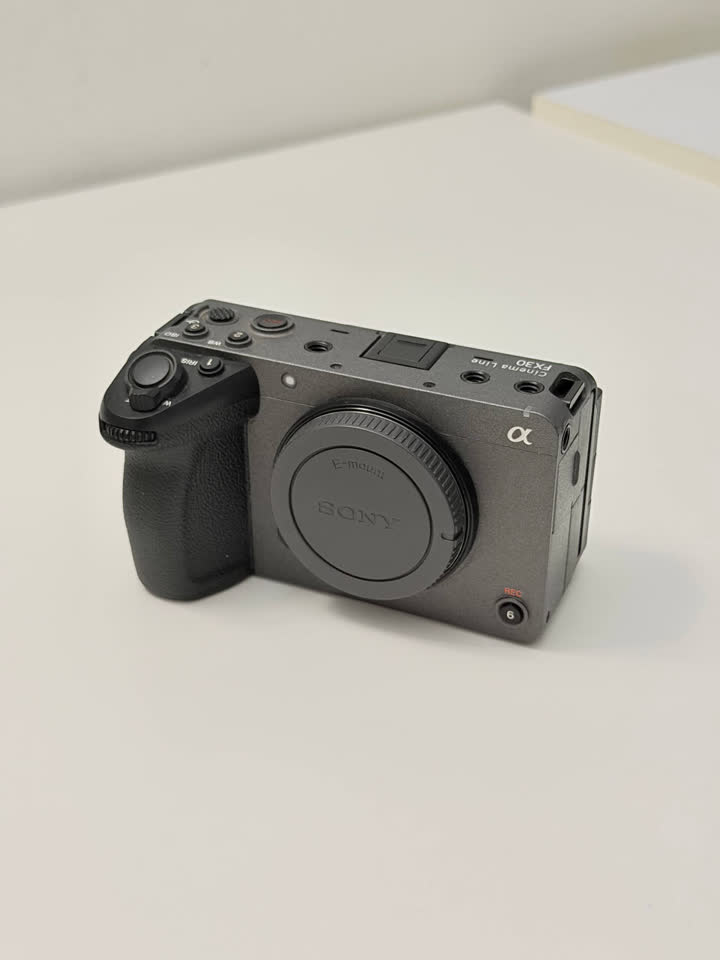 Prodajem kameru Sony FX 30 u idealnom stanju