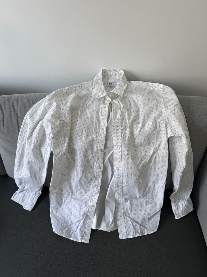 Bela košulja Uniqlo,