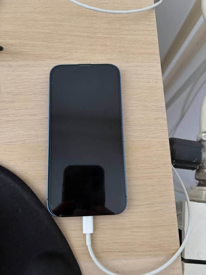 📱 Prodajem iPhone 13 (128 GB)