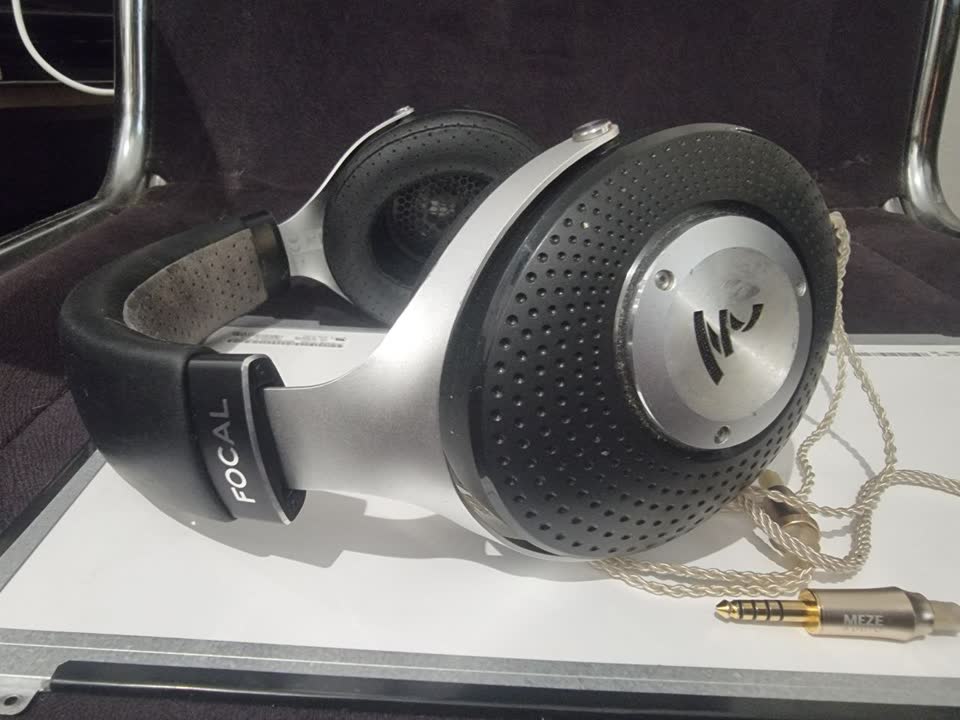 ELEGIA audiophilic closed headphones
