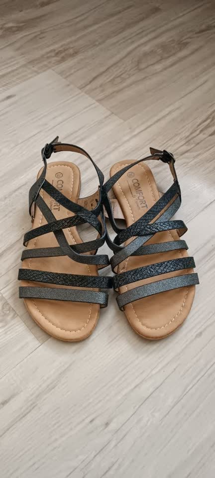 Nove sandale br. 38