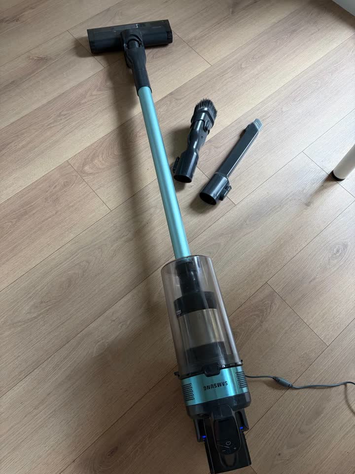 Samsung štapni usisivač. Bežični. Ima tragova korišćenja, ali radi dobro. Vukov spomenik.