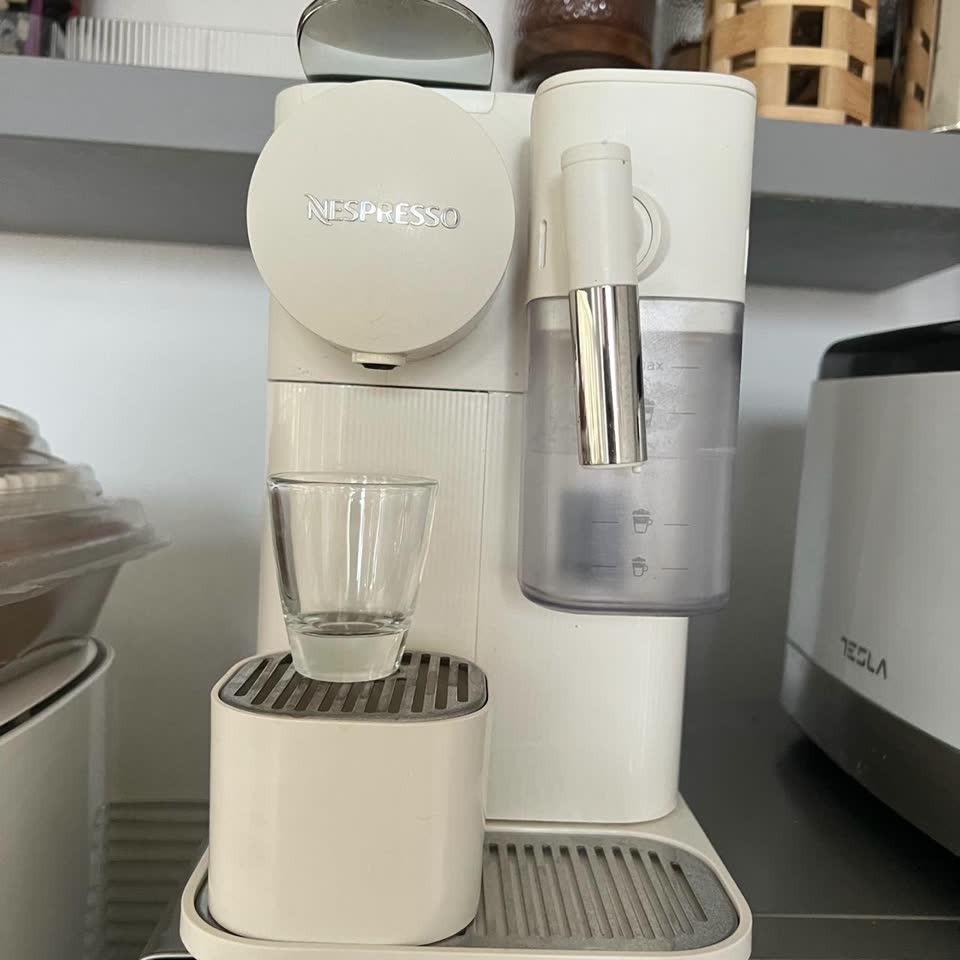 Nespresso Lattissima One aparat za kafu