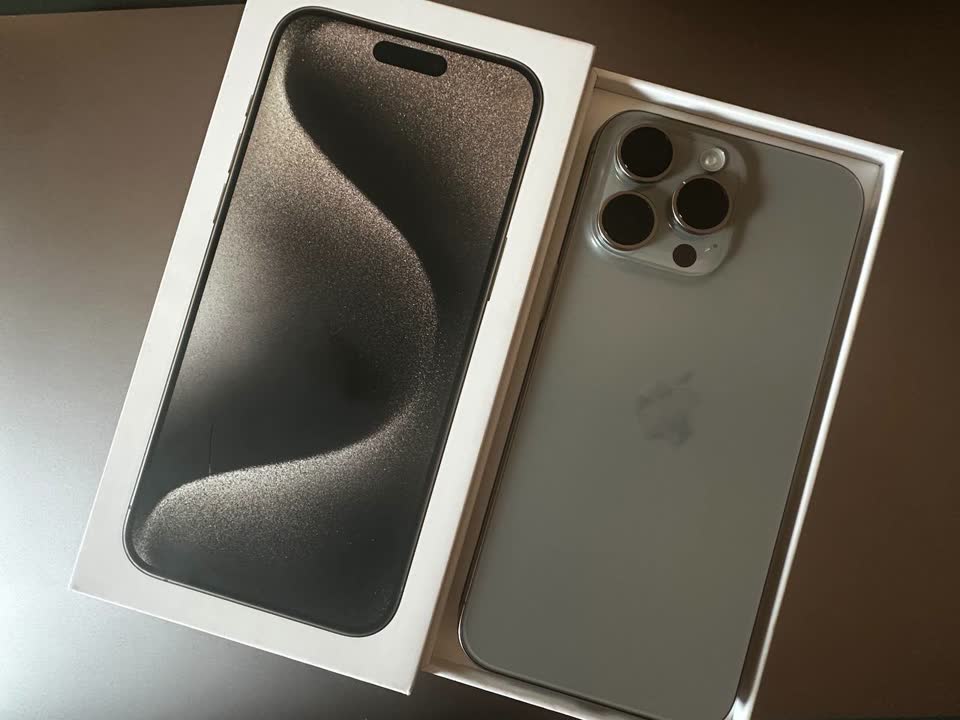 Prodajem iPhone 15 Pro Max 512 GB