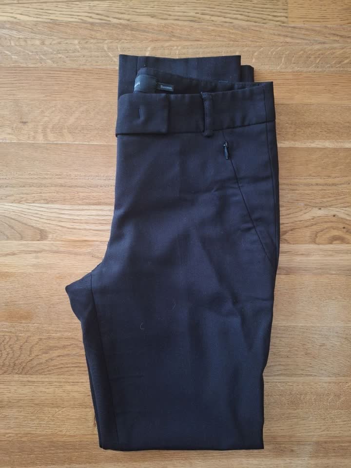 Pantalone Charuel, haljina, muški dezodorans