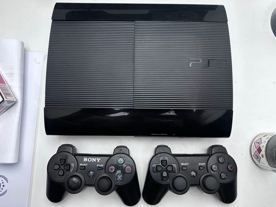 Prodajem PS3 Super Slim + dva džojstika