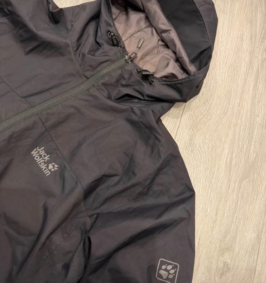 Продается черная куртка Jack Wolfskin