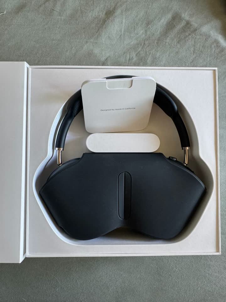 Prodajem AirPods Max USB-C