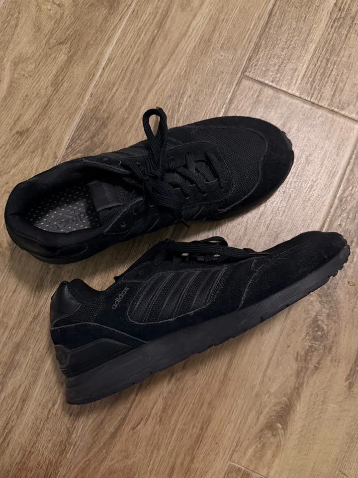 кроссовки adidas 46 размера - 700 дин (не ношенные)