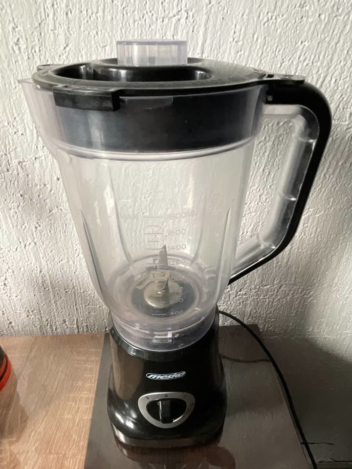 Blender sa posudom
