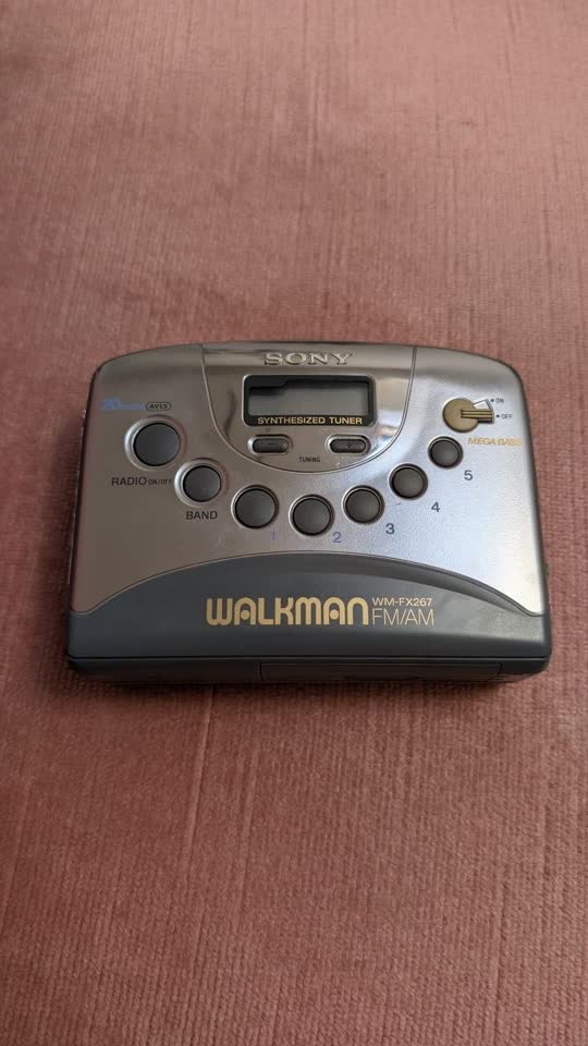 Prodajem kasetni plejer sa radio-prijemnikom Sony Walkman WM-FX267
