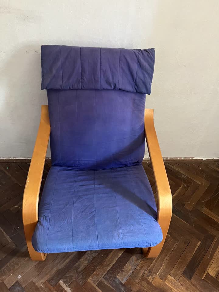 Prodaje se Ikea Poäng fotelja. Spolja ima tragove vremena i korišćenja, ali i dalje je čvrsta i udobna.