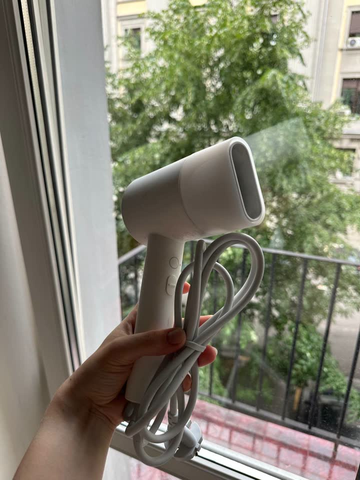 1. Фен xiaomi 2600 RSD. В хорошем состоянии, есть потертости, на работу никак не влияет