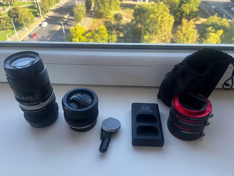 Продам: Canon FD 135mm F 3.5 + переходник на EOS M, Lensbaby Composer Pro EF, зарядка для LP-E6 аккумуляторов, набор макро колец, гитарная стойка