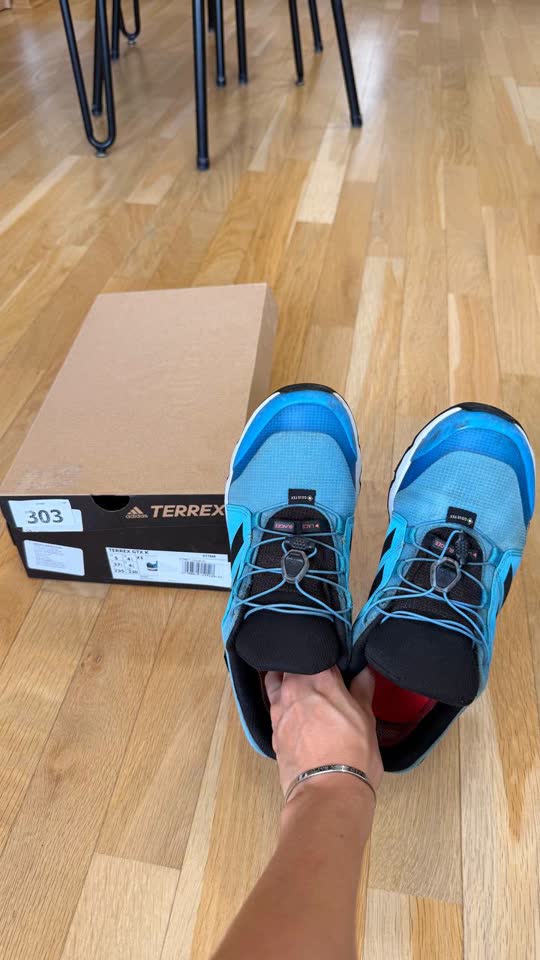 Продаю синие кроссовки для хайкинга Adidas Terrex