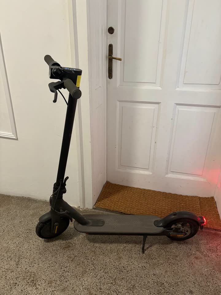 Električni trotinet Xiaomi Mi Electric Scooter Essential
