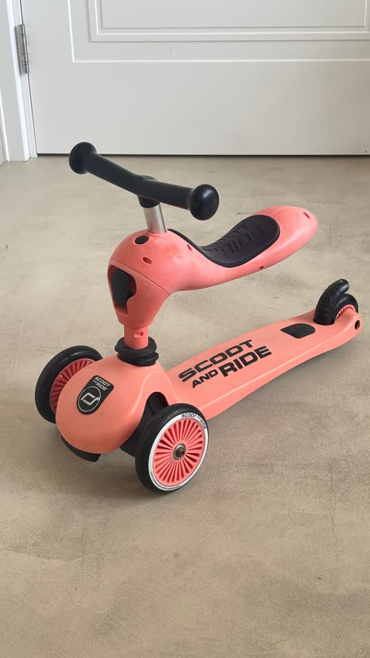 Ružičasti guralica-samokat Scoot&Ride