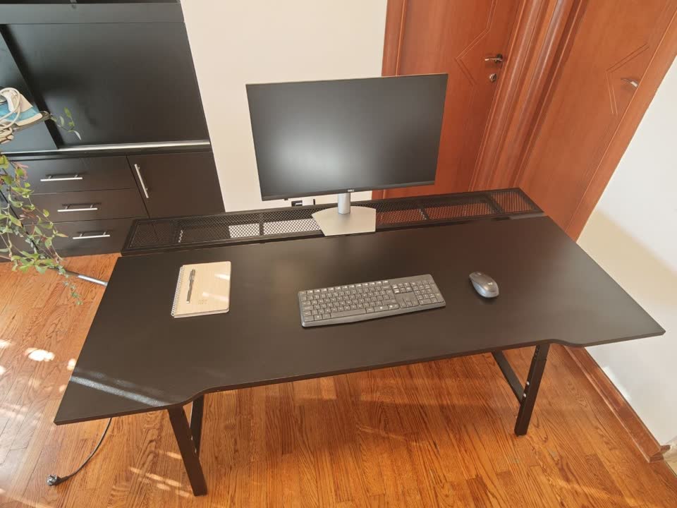 Gaming sto sa podesivom visinom