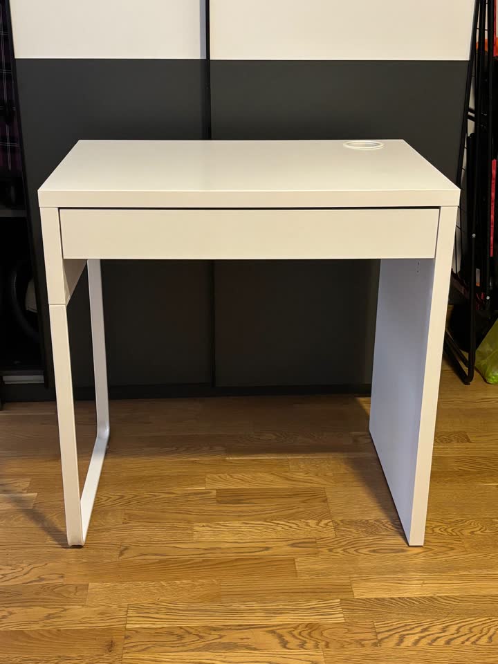 Стол MICKE IKEA и ваза