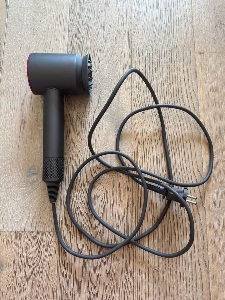 В связи с переездом продаю оригинальный фен Dyson