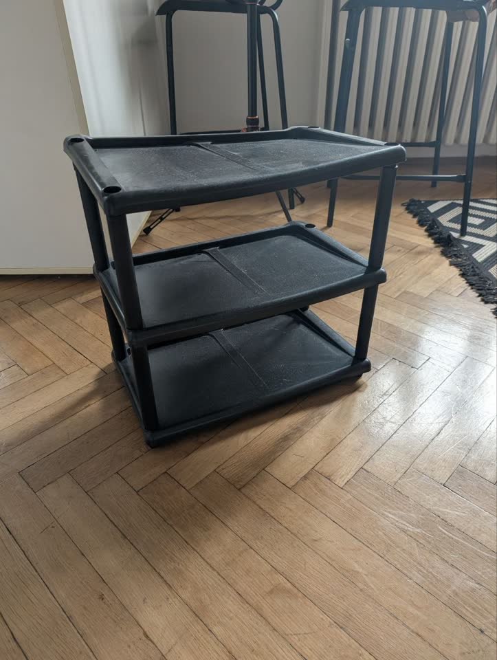 Prodajem sastavljene cipelarnike