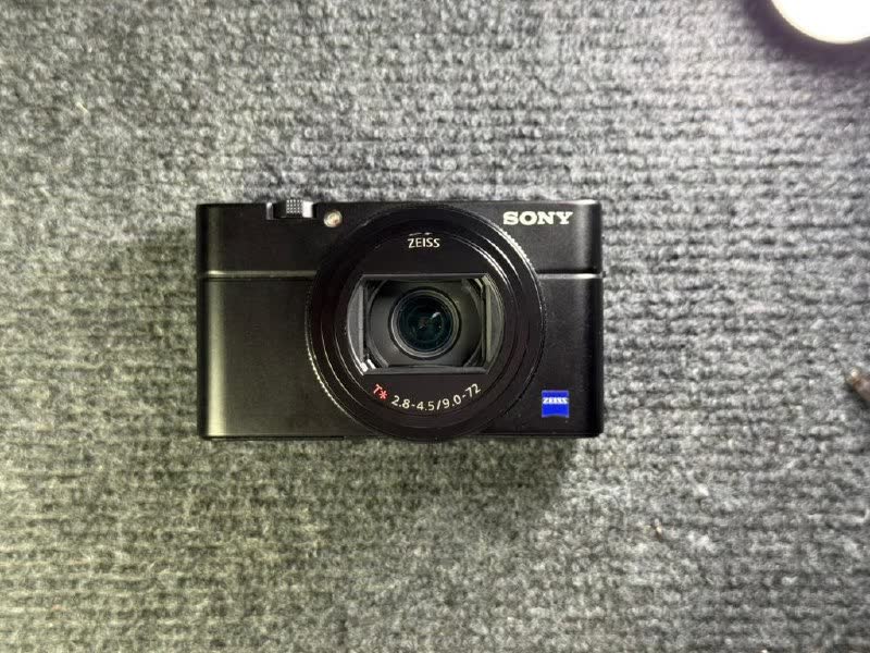 Sony RX100 VII + SmallRig Cage + 5 baterija + punjač