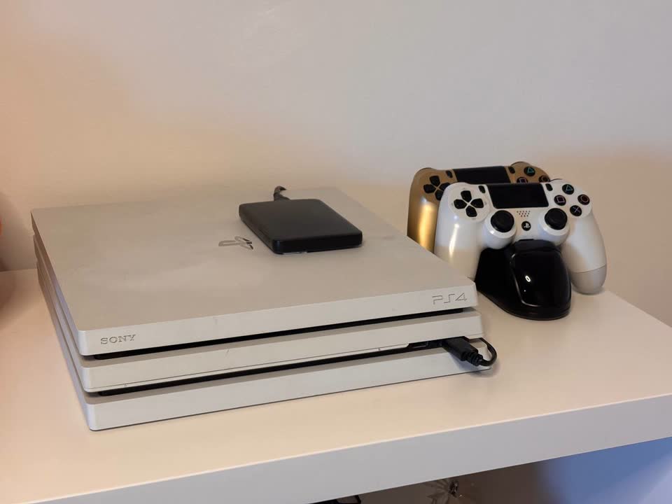 PS4 Pro 1 ТБ, белая (Glacier White)