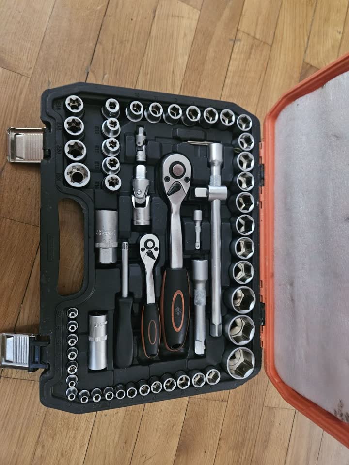 Set ključeva za auto