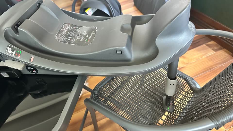 Prodajem auto-ljuljaške Cybex, Isofix stanice i adaptere