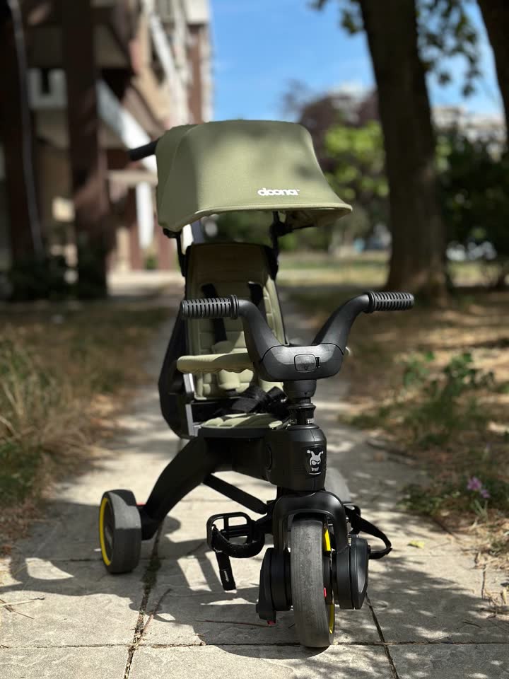 Prodajemo stilski i veoma kompaktan dečiji bicikl-transformer Doona Liki Trike S3 Desert