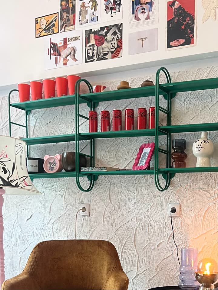 Полки Ikea FARGSATTARE, стеллаж Ikea HYLLIS, абажур Ikea KNIXHULT