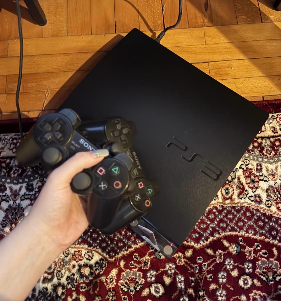 PS3 flešovana, dva originalna gejmpada