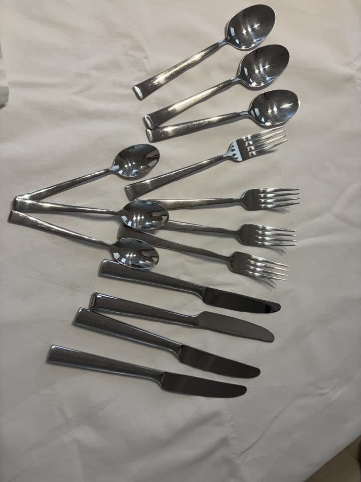 Set pribora za jelo (savremeni stil)