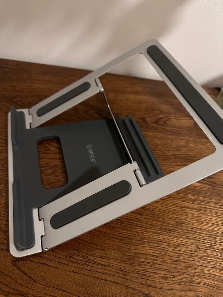 Stalak za laptop orico. Novo. Koštalo je oko 22$.