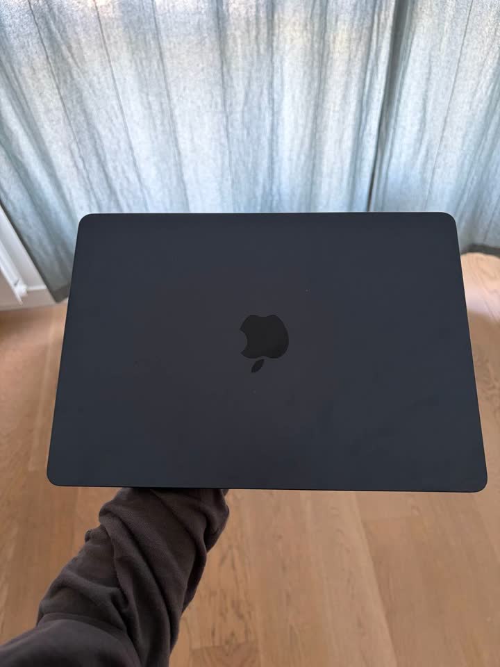 MacBook Air m2 512gb 8gb RAM