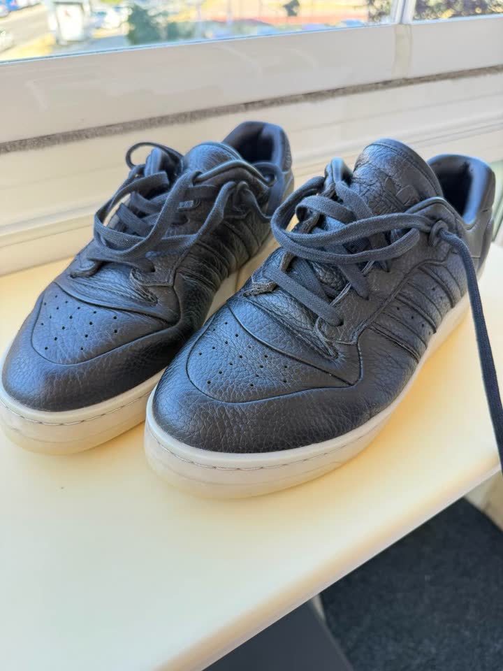 Продам кожаные кеды Adidas