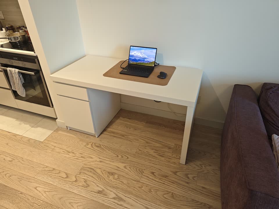 IKEA MALM udoban radni sto 140x65 sa komodom