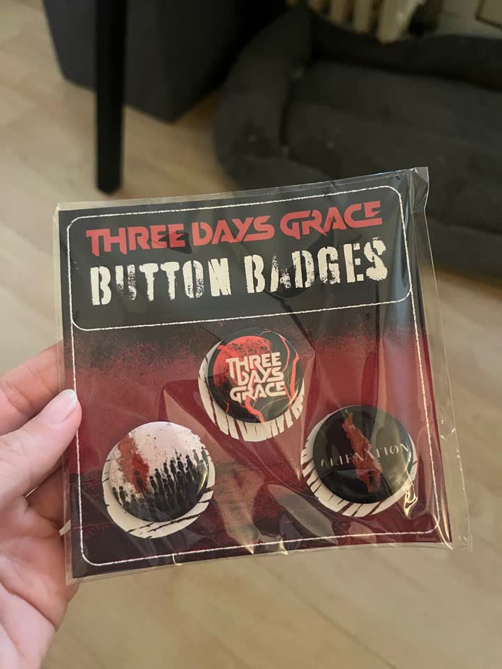 Bedževi sa koncerta Three Days Grace
