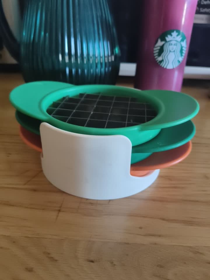 Vrč VARDAGEN (Ikea), termos šolja Starbucks, noževi za sečenje povrća UPPFYLLD