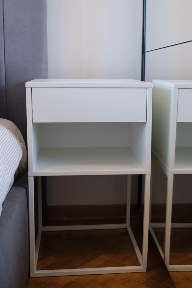 Тумба Икеа VIKHAMMER, покрывало BISKOPSMÖSSA, трубочки и ёршик Zara Home, френч-пресс UPPHETTA