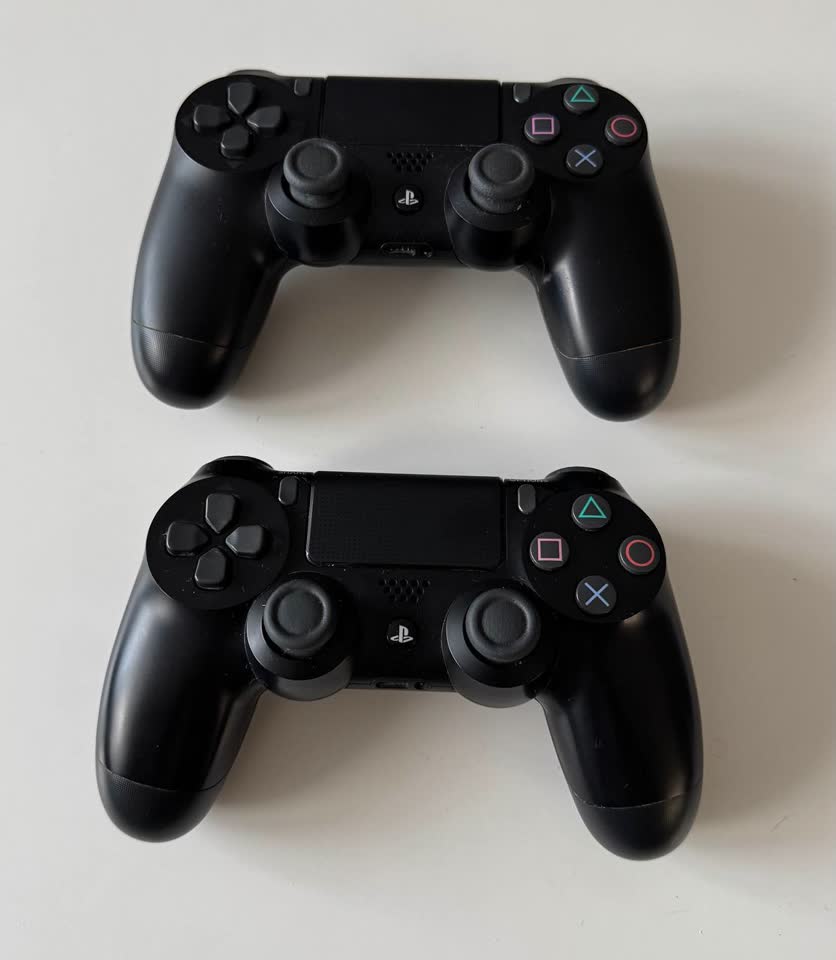 Originalni Sony PS4 Dual Shock džojstici. Rade odlično, bez drifta.