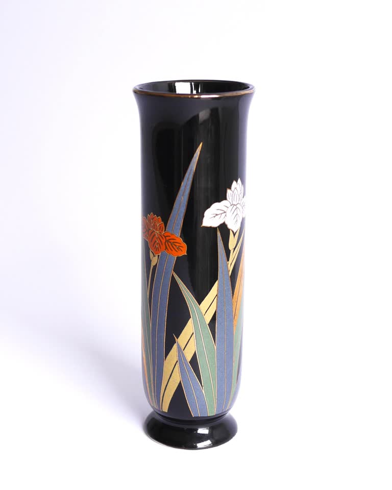 Japanska porcelanska vaza OTAGIRI sa irisima.